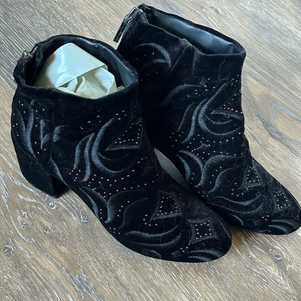 Dolce Vita Black Embellished Embroidered Velvet Boho Edgy Ankle Boots Sz 7